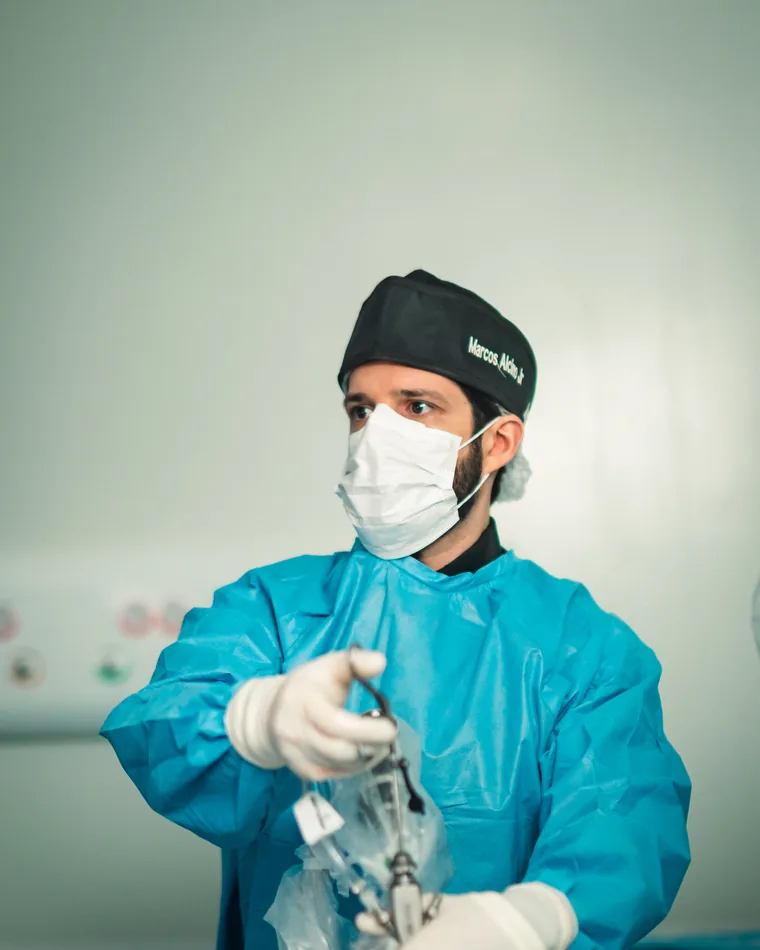 Dr. Marcos Alcino manuseando o endoscópio em cirurgia minimamente invasiva da coluna