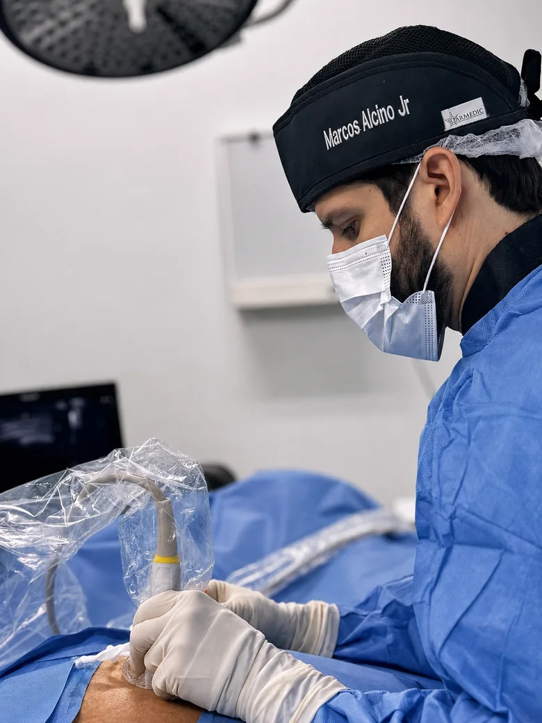 Dr. Marcos Alcino realizando procedimento minimamente invasivo da coluna guiado por ultrassom
